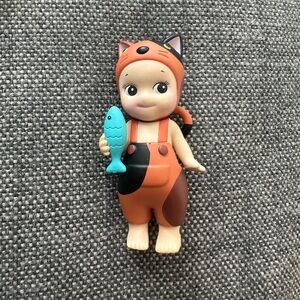 Sonny Angel 😇 black and brown cat holding fish 🐈‍⬛